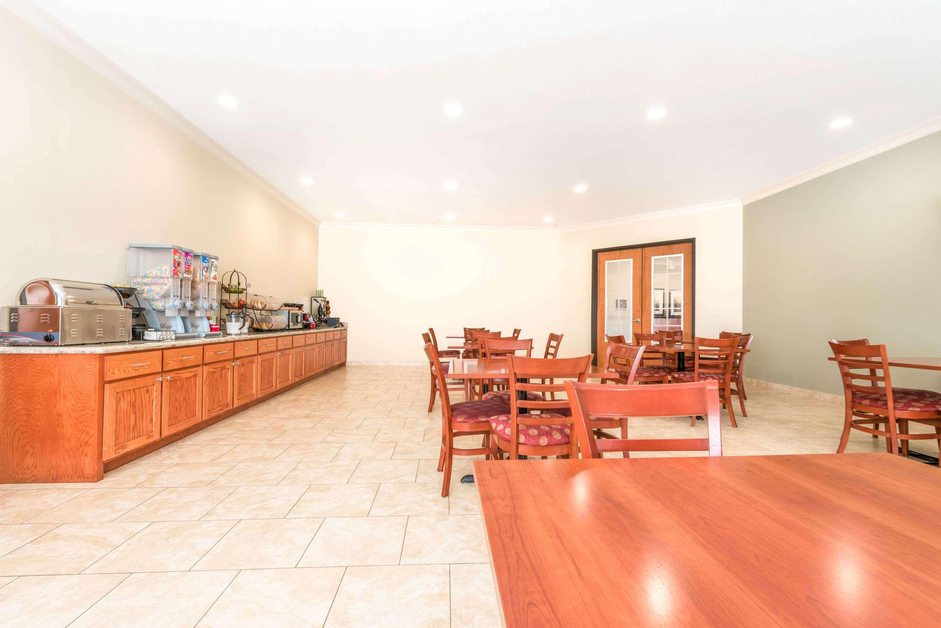 Hotel Ramada By Wyndham College Station Esterno foto
