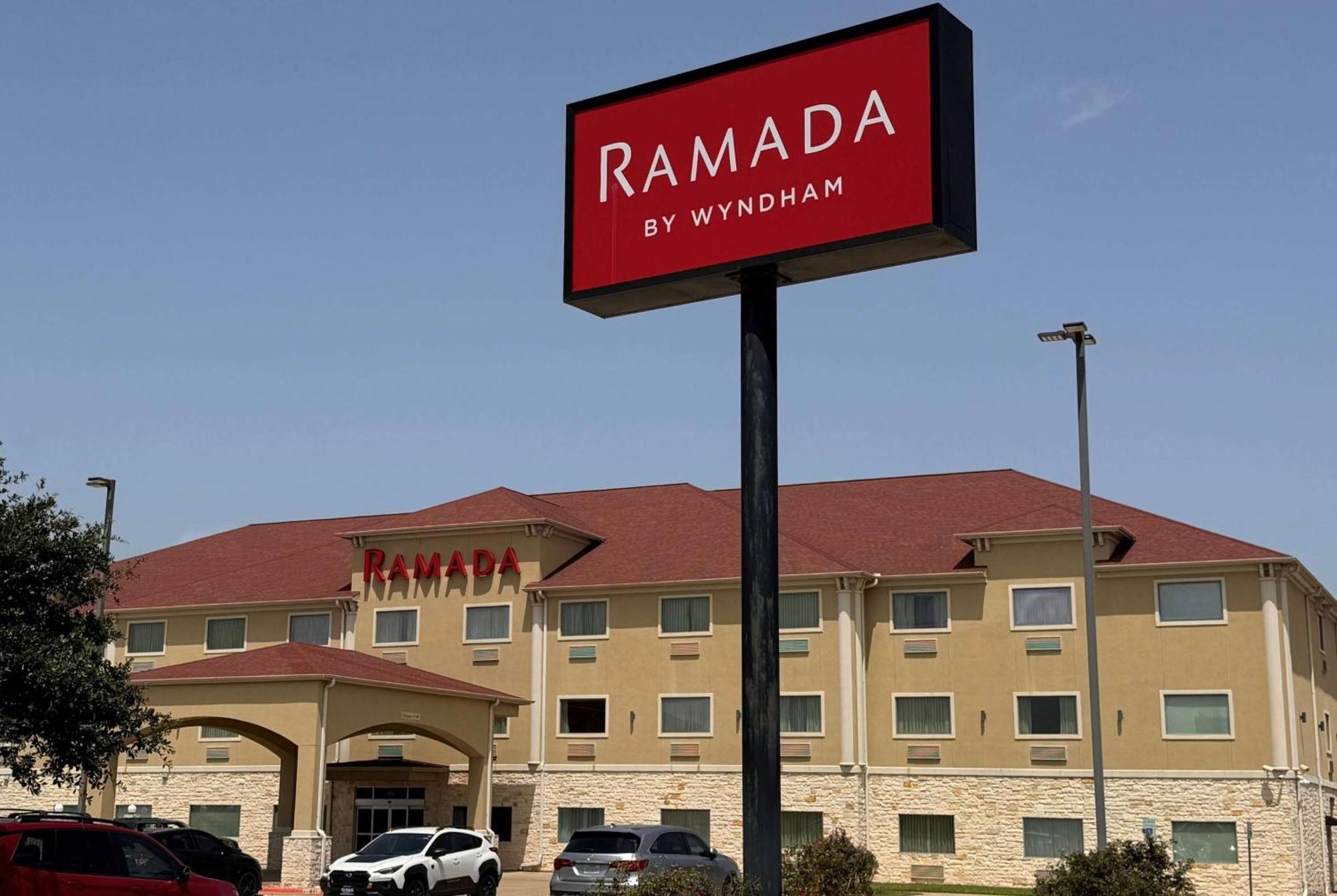 Hotel Ramada By Wyndham College Station Esterno foto