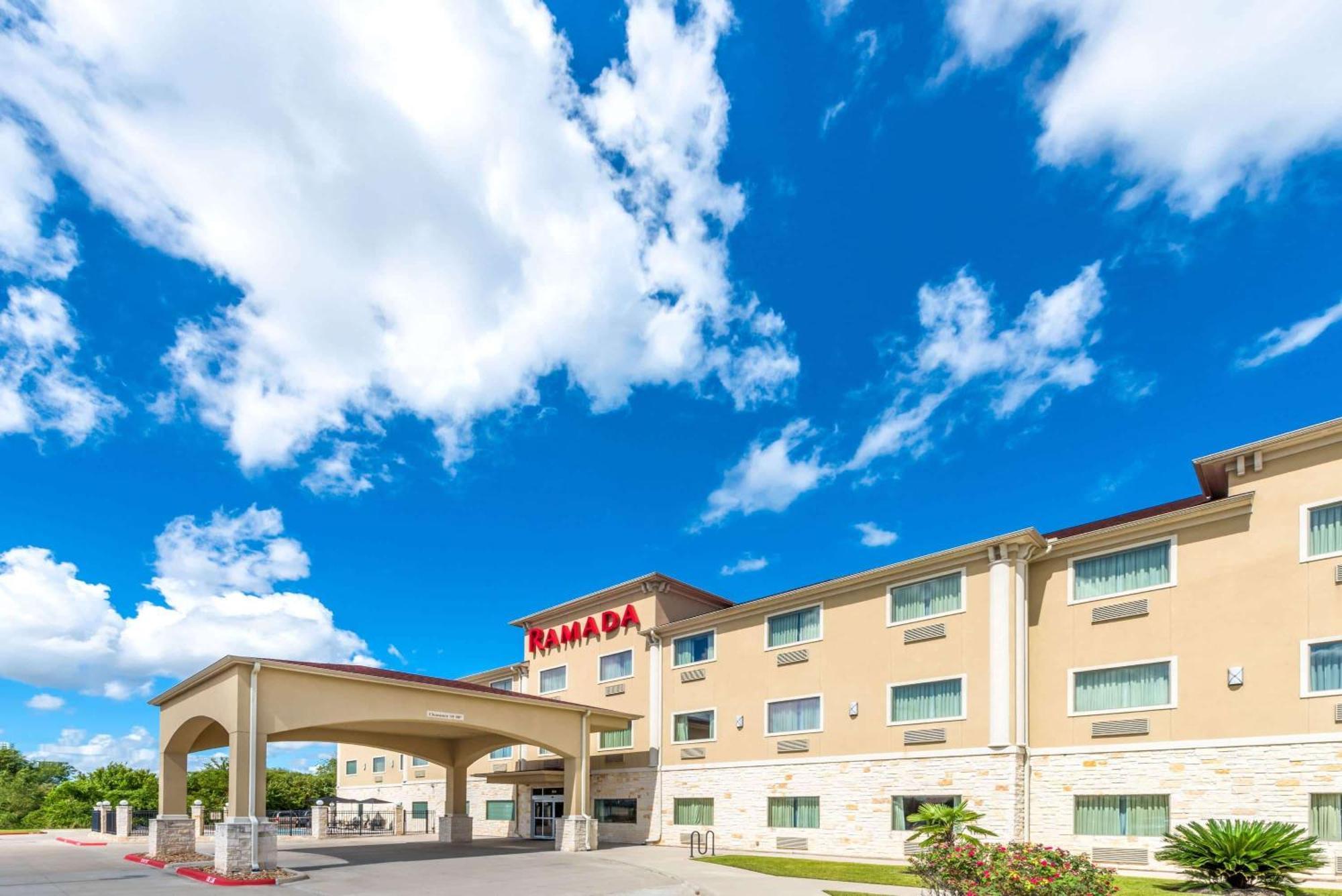 Hotel Ramada By Wyndham College Station Esterno foto