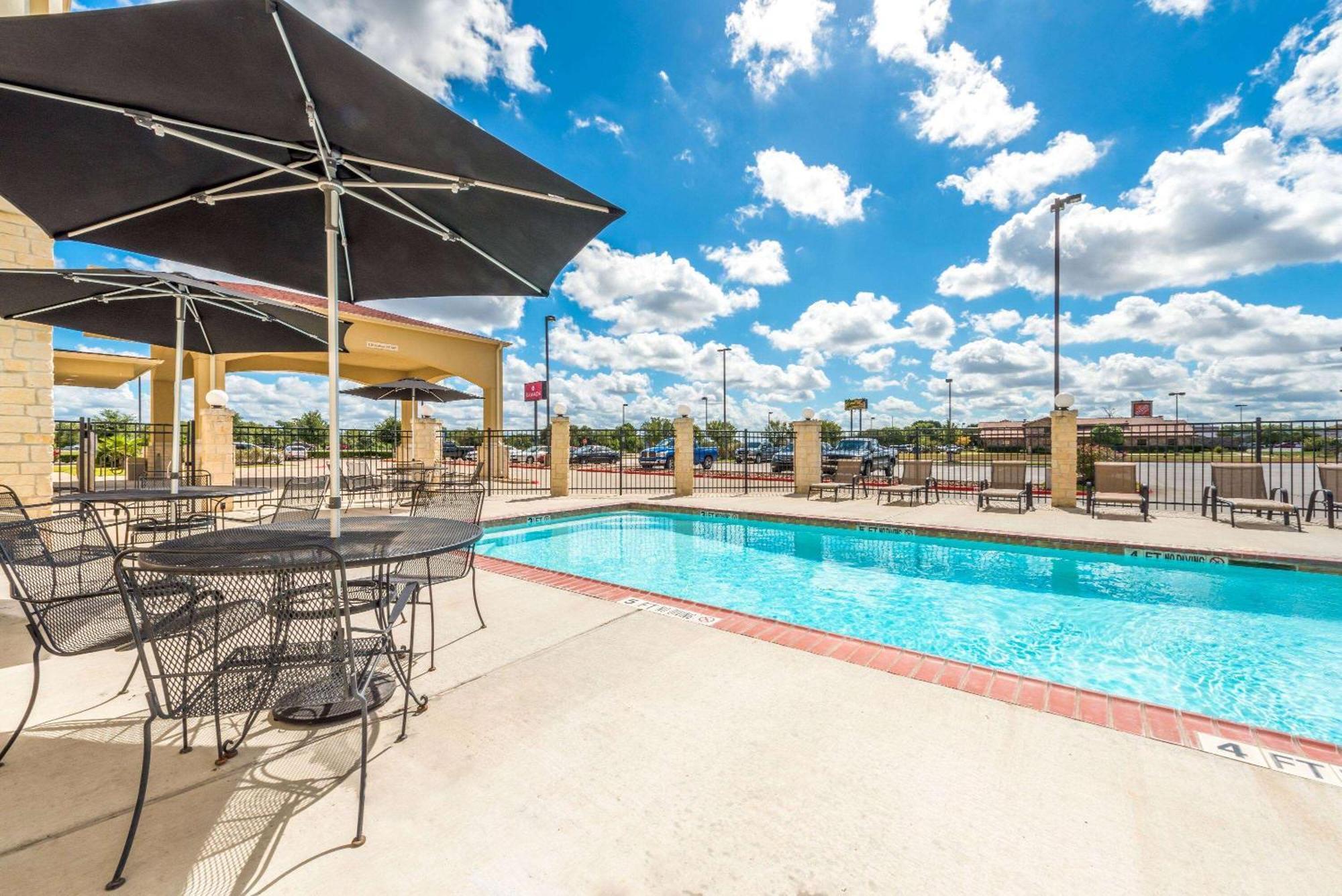Hotel Ramada By Wyndham College Station Esterno foto